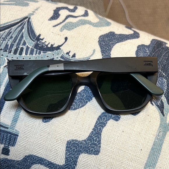 Toms Matte Black Cat-Eye Sunglasses - Picture 4 of 9